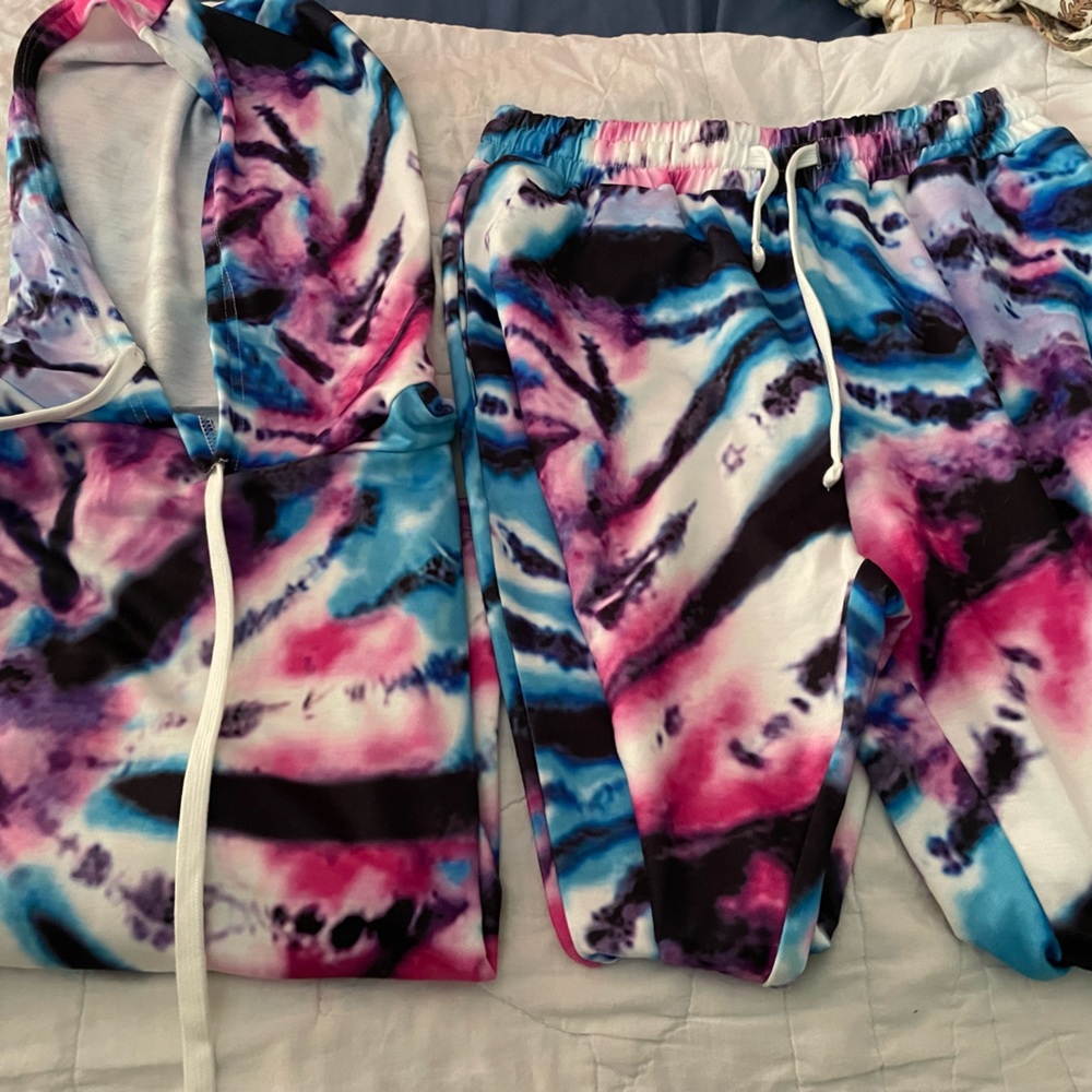 Super cute tie-dye sweatsuit size large 95% poly 5% spandex